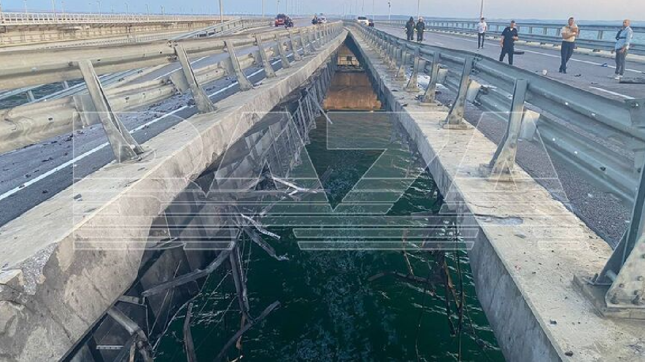 Крымский мост получил значительные повреждения в ходе ночной атаки. Фото: Telegram 